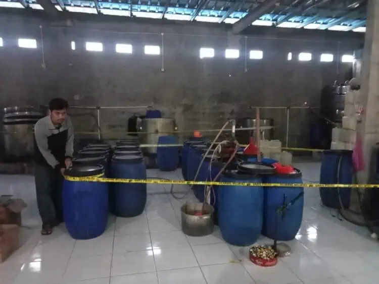 Polisi Gerebek Gudang Pembuatan Miras di Tangsel