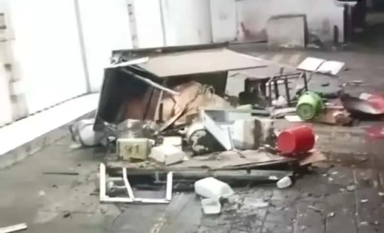 Pengendara Motor Tabrak Gerobak Pedagang Hingga Hancur di Ciputat