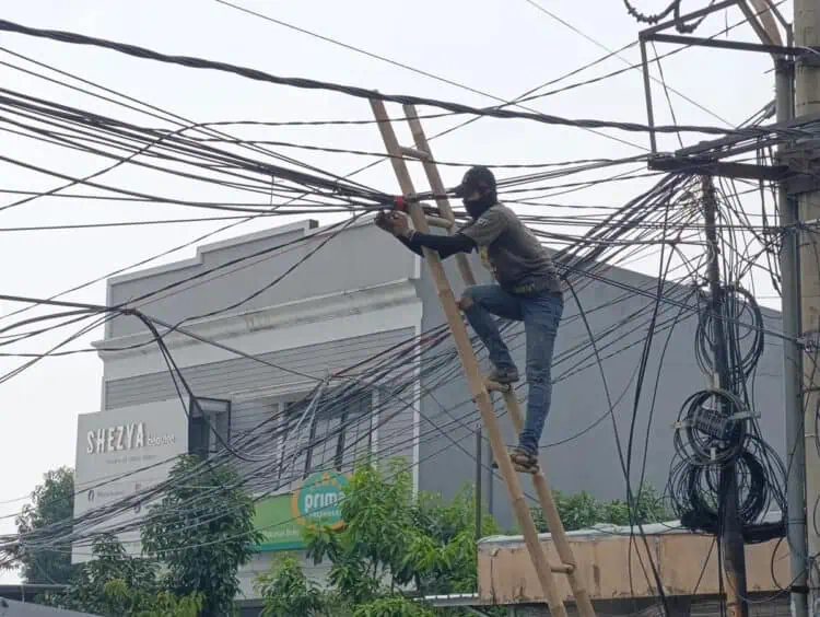 Dikeluhkan Warga, Tiang Listrik Nyaris Roboh di Ciater Akhirnya Dibongkar