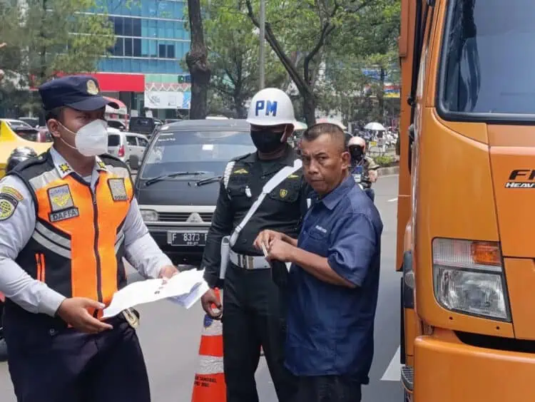 Langgar Jam Operasi, 44 Mobil Muatan Barang Terjaring Razia di Serpong