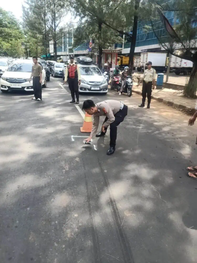 Kakek Lansia Tertabrak Saat Berkendara Lawan Arah di Jalan Tekno Widya Tangsel