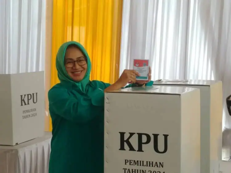 Nyoblos di TPS 15 Sutera Narada, Airin Rachmi Optimis Menang di Pilgub Banten