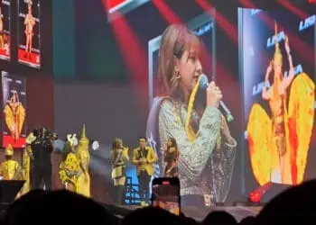 Disebut Mirip Lisa BLACKPINK, Selebgram Indonesia Shegan Satu Panggung dengan Idolanya   