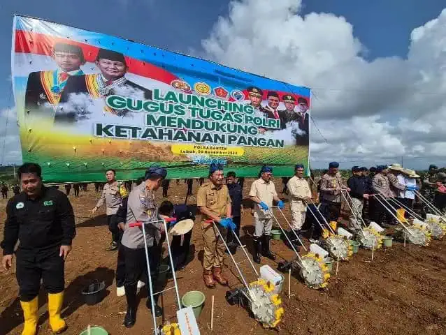 Gugus Tugas Polri Tanam Jagung di Atas Ratusan Hektar Lahan di Lebak