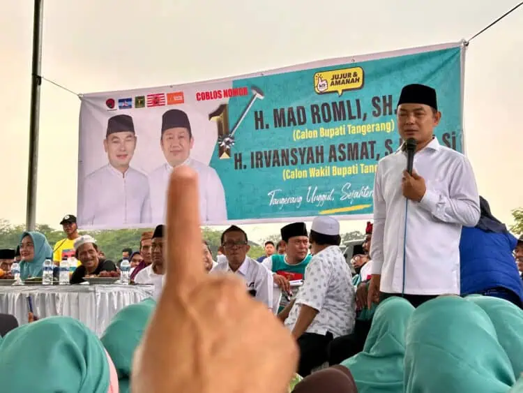 Diguyur Hujan, Ratusan Warga Tetap Semangat dan Doakan Mad Romli-Irvansyah Menangkan Pilkada 2024