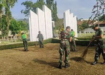 Sambut Hari Pahlawan, TNI Pandeglang Bersih-bersih TMP Cihaseum