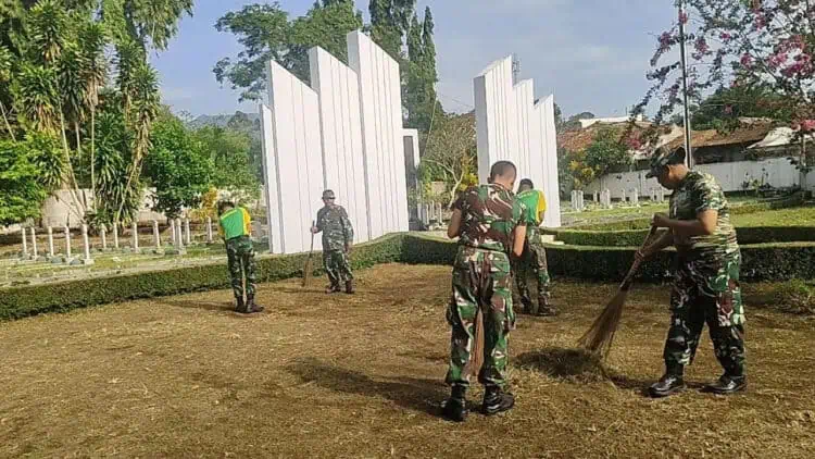 Sambut Hari Pahlawan, TNI Pandeglang Bersih-bersih TMP Cihaseum