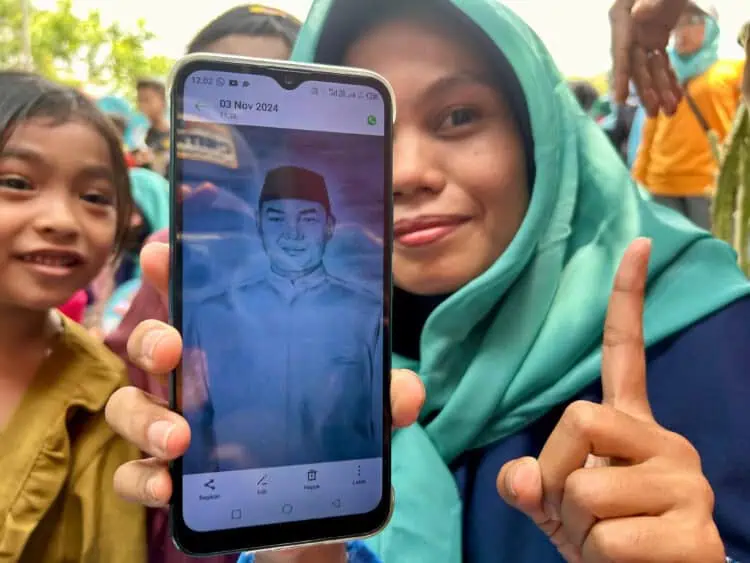 Mad Romli Calon Bupati Tangerang Jadi Idola Masyarakat Kabupaten Tangerang, Wajahnya Sampai Dilukis