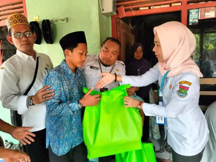 Dinas Pendidikan Kabupaten Tangerang Berikan Beasiswa Kepada Korban Truk Tambang