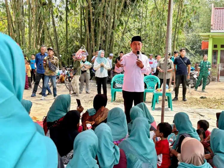 Temui Ribuan Warga, Mad Romli Dipanggil Bupati Ganteng Aku Padamu Selamanya