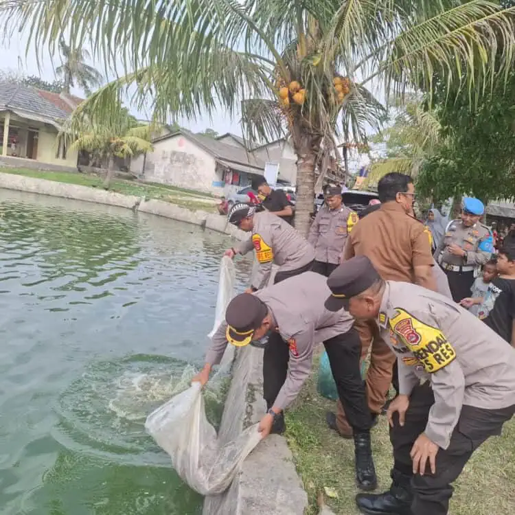 Ikuti Arahan Presiden dan Kapolri, Kapolres Serang Tebar 10 Ribu Benih Ikan