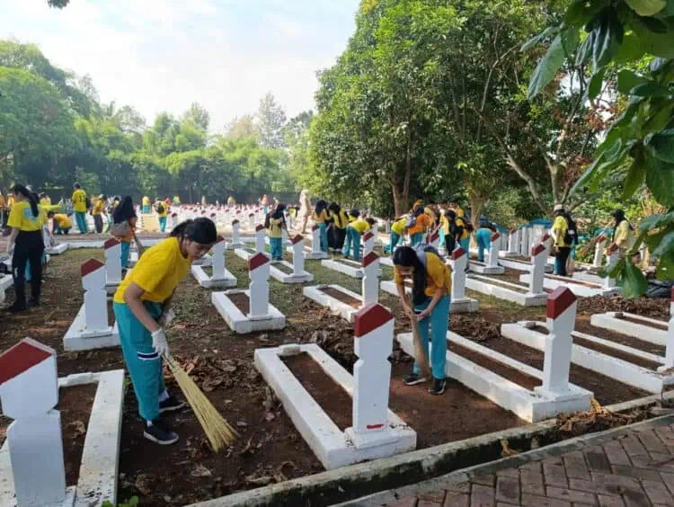 Sambut Hari Pahlawan, Ratusan Pelajar SMAN 2 Tangsel Bersihkan Makam Pejuang