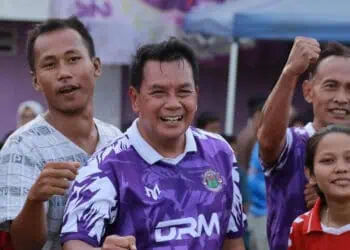 PEDULI OLAHRAGA: Calon Bupati Tangerang nomor urut 02, Moch. Maesyal Rasyid saat bermain sepak bola. (DOK SATELIT NEWS)