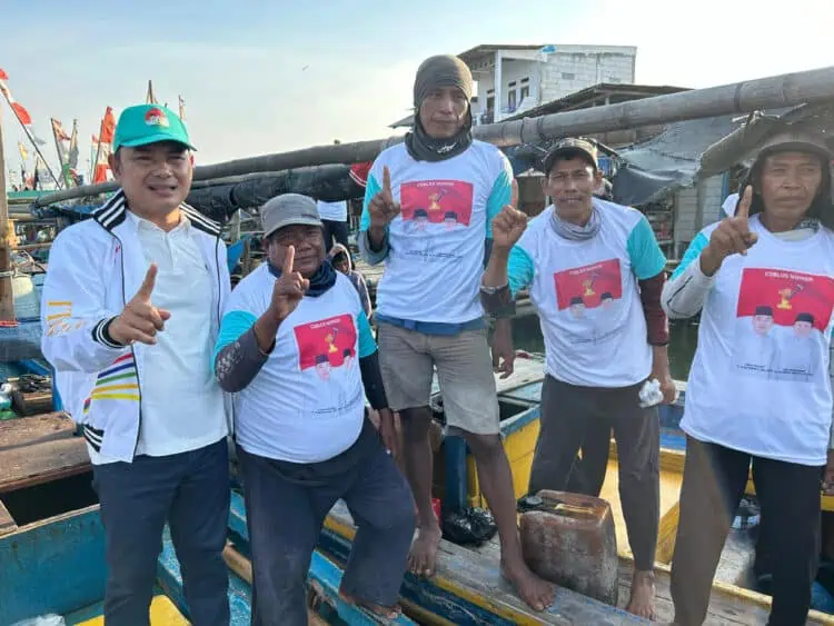 TEMUI NELAYAN: Calon Bupati Tangerang Mad Romli saat menemui nelayan di pesisir Kabupaten Tangerang belum lama ini. (ADITYA)
