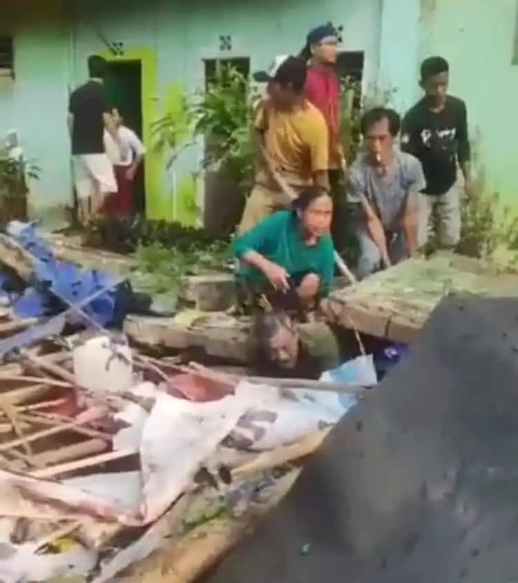 Pagar SDN Ciruas 2 Kabupaten Serang Roboh, Pedagang dan Sejumlah Anak Luka - luka 