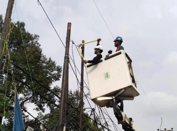 Dinas SDABMBK Tangsel Putus Kabel Optik di Jalan Merpati Raya