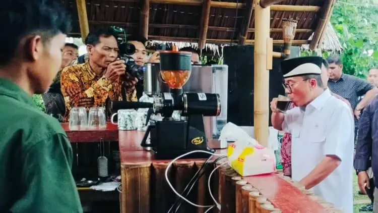 Kunjungi Desa Bandung Pandeglang, Menteri Yandri: Kades Harus Kreatif
