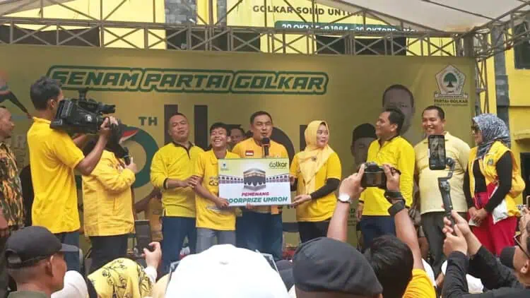 HADIAH UMRAH: Ketua DPD Partai Golkar Kabupaten Tangerang Mad Romli bersama Sekretaris DPD Golkar Kabupaten Tangerang Amud saat menyerahkan hadiah umrah doorprozi senam sehat dalam rangka HUT ke-60 Partai Golkar, Minggu (16/11/2024). (ISTIMEWA)