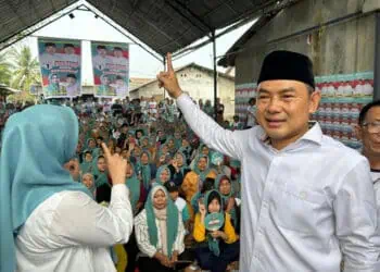 NOMOR SATU: Calon Bupati Tangerang nomor urut 1, Mad Romli saat bertemu 
dengan masyarakat, Minggu (17/11/2024). Dalam kesempatan itu, Mad Romli 
menegaskan komitmennya untuk memastikan setiap warga Kabupaten Tangerang 
mendapatkan akses pendidikan yang lebih baik. (ADITYA)