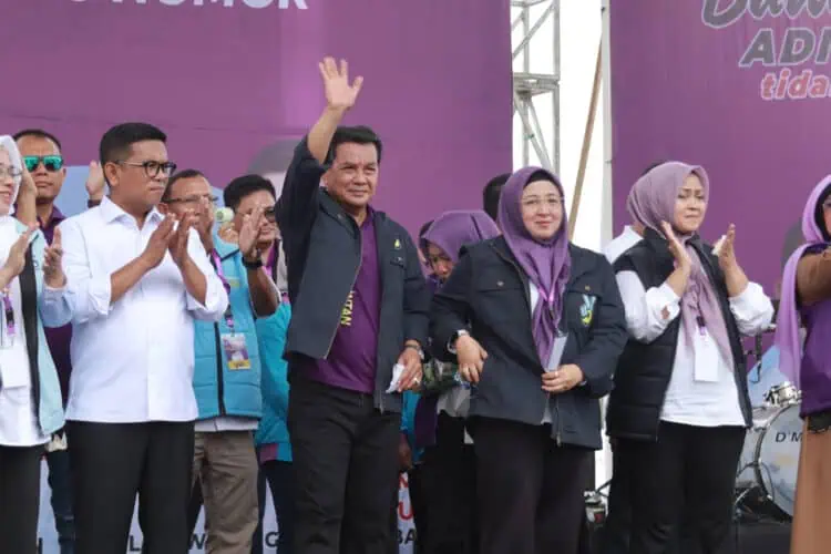 KAMPANYE AKBAR: Calon Bupati dan Wakil Bupati Tangerang, Moch. Maesyal Rasyid dan Intan Nurul Hikmah saat kampanye akbar di kawasan Citra Raya, Kecamatan Panongan, Kabupaten Tangerang, Sabtu (16/11/2024). (ALFIAN/SATELIT NEWS)