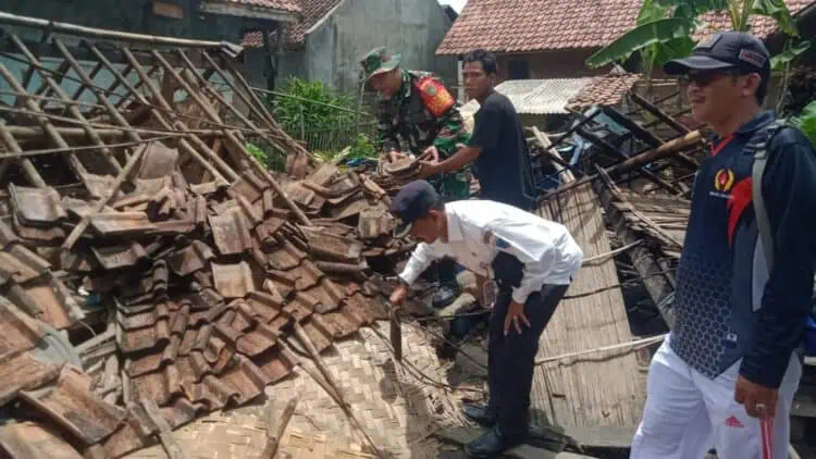 Lapuk Dimakan Usia, Rumah Janda di Angsana Pandeglang Ambruk
