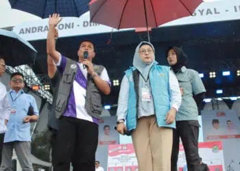 KONSER: Calon Bupati-Wakil Bupati Tangerang nomor urut 02, Moch. Maesyal Rasyid dan Intan Nurul Hikmah dalam acara konser Banten Maju di Lapangan Iwul, Desa Tobat, Balaraja, Rabu (20/11/2024). (ALFIAN/SATELITNEWS)