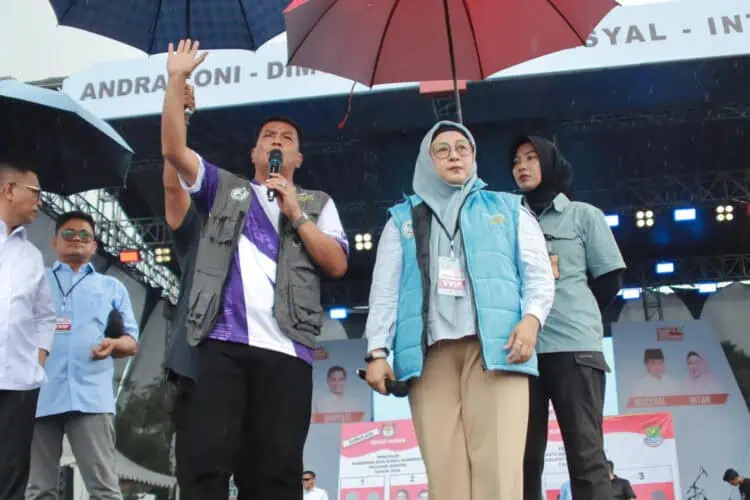 KONSER: Calon Bupati-Wakil Bupati Tangerang nomor urut 02, Moch. Maesyal Rasyid dan Intan Nurul Hikmah dalam acara konser Banten Maju di Lapangan Iwul, Desa Tobat, Balaraja, Rabu (20/11/2024). (ALFIAN/SATELITNEWS)