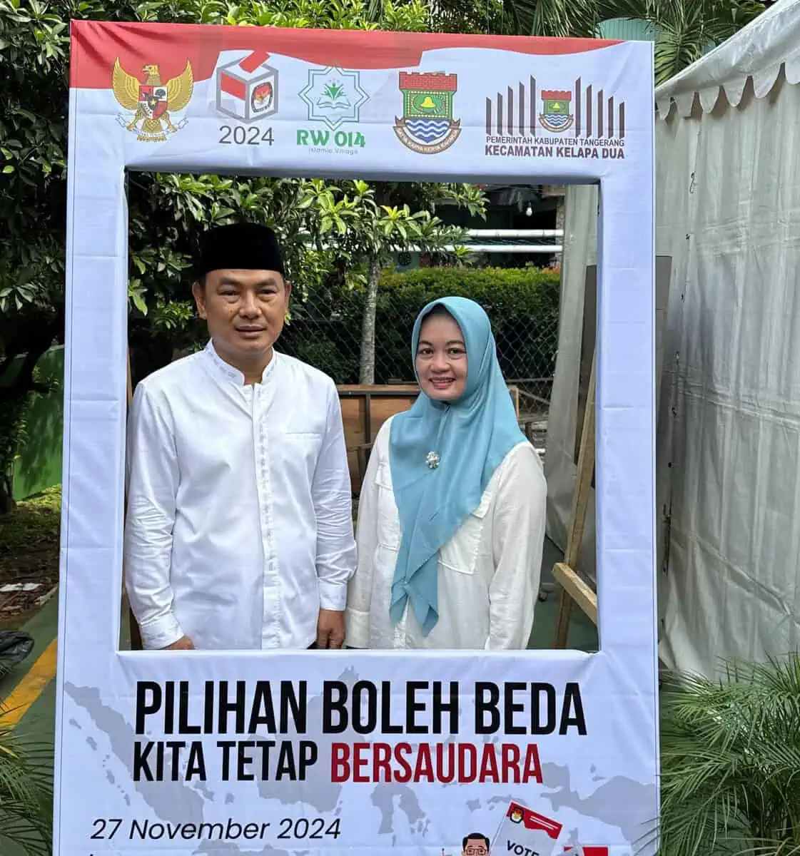 Calon Bupati Tangerang Mad Romli Bersama Keluarga Mencoblos di TPS 36 Islamic Village Calon Bupati Tangerang Mad Romli Bersama Keluarga Mencoblos di TPS 36 Islamic Village