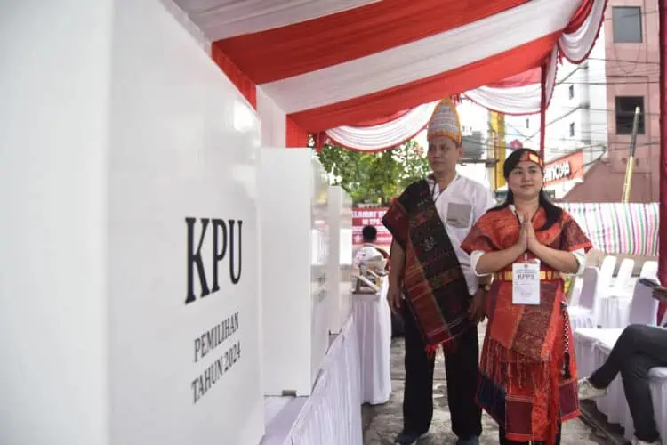 Pilkada 2024, TPS Unik di Kelurahan Sukarasa Kota Tangerang Usung Tema Pakaian Adat Batak