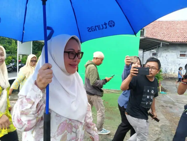 Harap Klan Keluarganya Kembali Eksis, Atut Salurkan Suaranya di TPS 006 Cipocokjaya