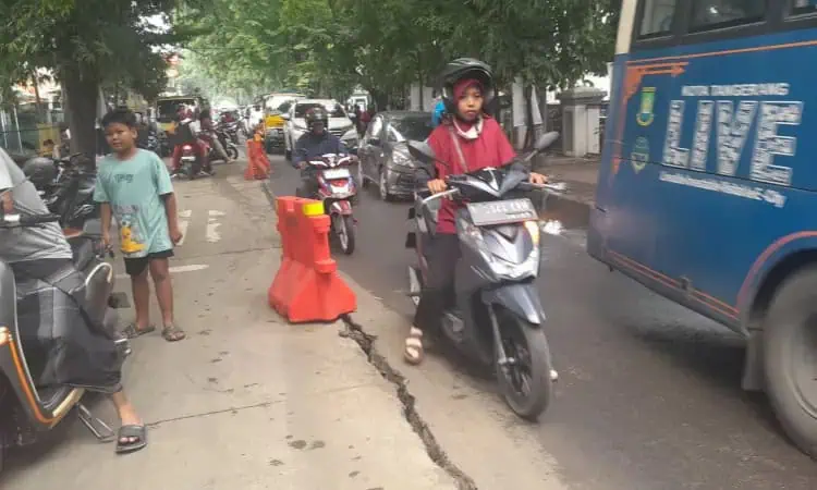 Pemasangan Pipa JDU Milik Perumda Tirta Benteng Picu Keretakan Jalan KS Tubun Karawaci