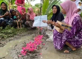 Warga di Lebak Ramai-ramai Ziarah Kubur di Jalan Rusak