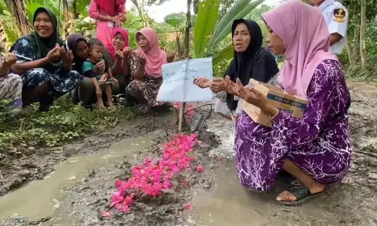 Warga di Lebak Ramai-ramai Ziarah Kubur di Jalan Rusak