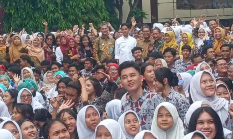 Kunjungi SMK Negeri 3 Kota Tangerang, Wapres Gibran Disambut Histeris Siswa Kunjungi SMK Negeri 3 Kota Tangerang, Wapres Gibran Disambut Histeris Siswa