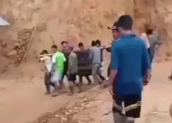 Heboh, Video Warga di Lebak Tandu Ibu di Jalan Tanah Usai Lahiran