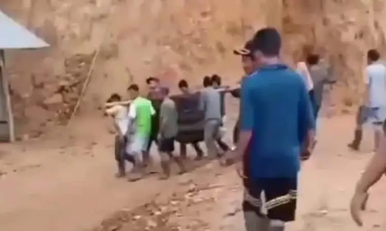 Heboh, Video Warga di Lebak Tandu Ibu di Jalan Tanah Usai Lahiran