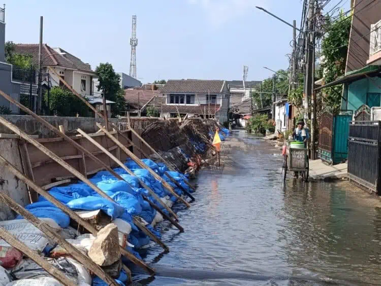 Bikin Banjir di Komplek Taman Mangu Indah, Warga Keluhkan Proyek Tanggul Kali