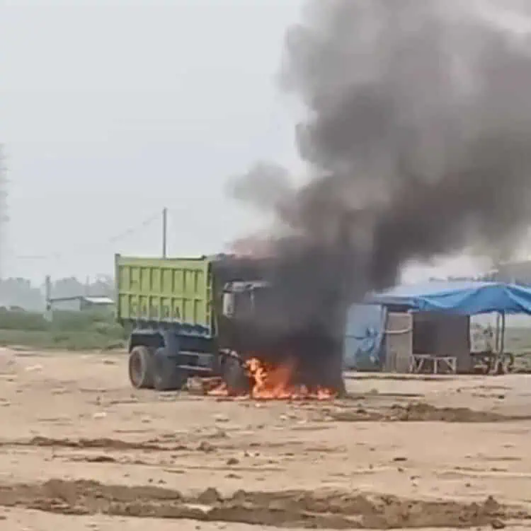 Breaking News! Lindas Anak di Kosambi, Truk Tanah Dibakar Massa