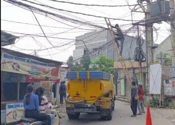 Pemkot Tangsel Cabut Tiang Milik Provider