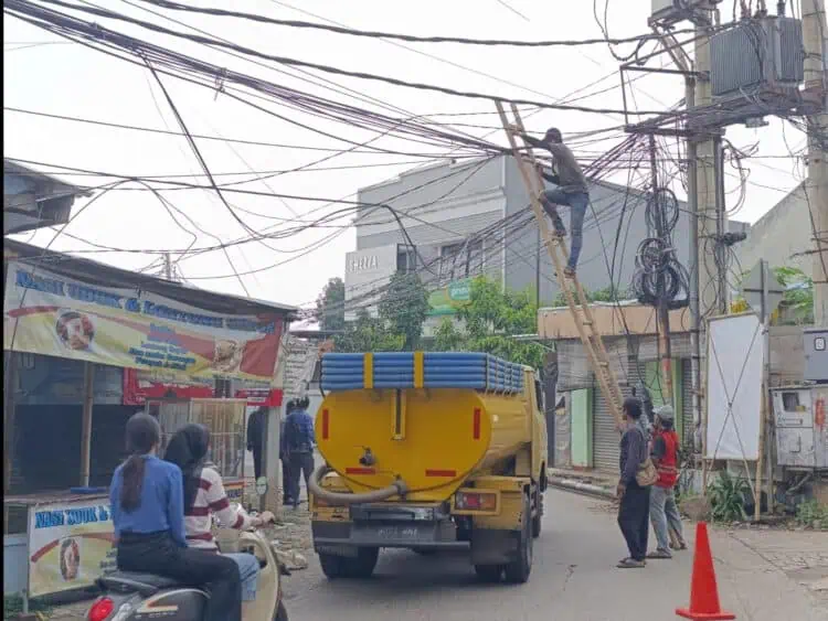 Pemkot Tangsel Cabut Tiang Milik Provider