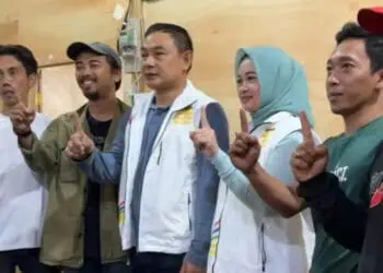 Calon Bupati Tangerang Nomor Urut 1, H. Mad Romli didampingi istri Nina Lisnawati Romli. (ISTIMEWA)