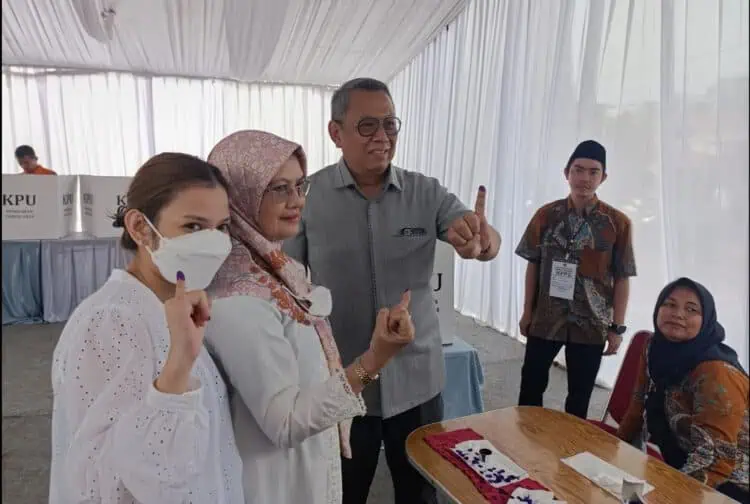 Nyoblos di TPS 13 Lengkong Karya, Benyamin Berharap Partisipasi Pemilih Capai 90 Persen