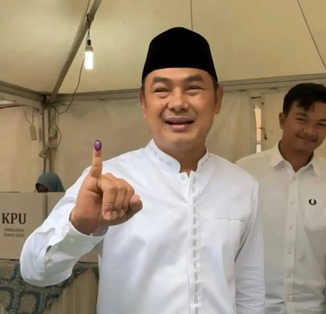 Calon Bupati Tangerang Mad Romli Bersama Keluarga Mencoblos di TPS 36 Islamic Village Calon Bupati Tangerang Mad Romli Bersama Keluarga Mencoblos di TPS 36 Islamic Village