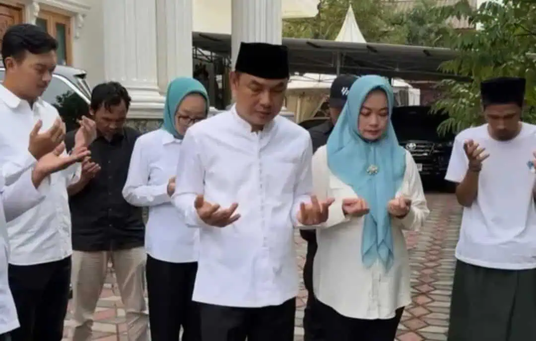Calon Bupati Tangerang Mad Romli Bersama Keluarga Mencoblos di TPS 36 Islamic Village Calon Bupati Tangerang Mad Romli Bersama Keluarga Mencoblos di TPS 36 Islamic Village