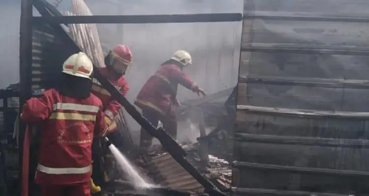 Gudang Pasar Swalayan di Serpong Terbakar