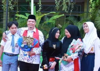 SMK Pustek Beri Penghargaan Guru Berprestasi