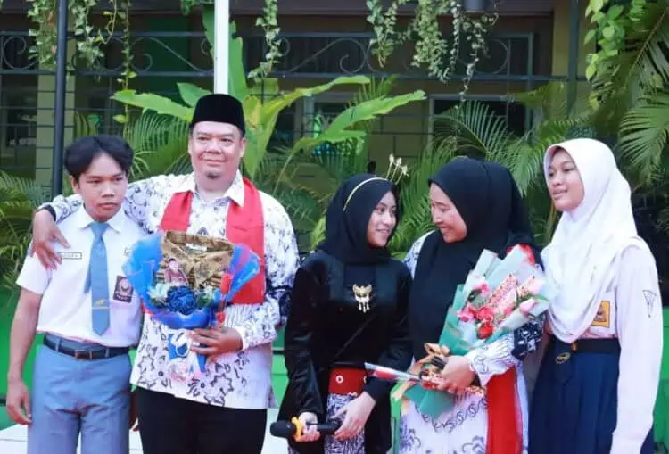 Peringati HGN 2024, SMK Pustek Beri Penghargaan Guru Berprestasi