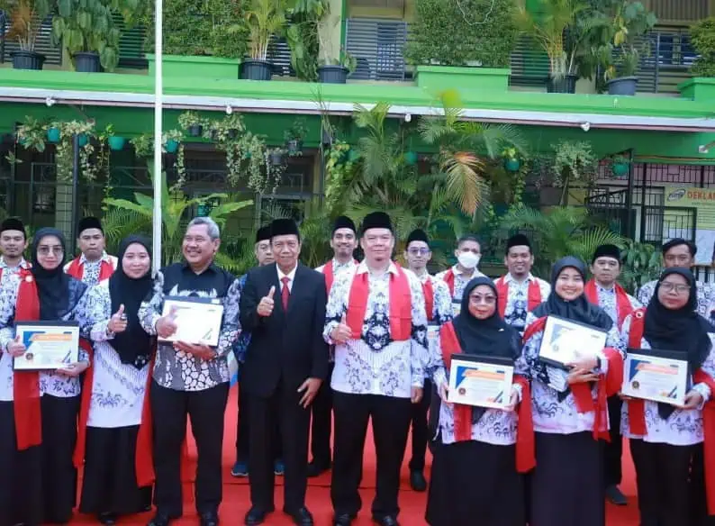 Peringati HGN 2024, SMK Pustek Beri Penghargaan Guru Berprestasi Peringati HGN 2024, SMK Pustek Beri Penghargaan Guru Berprestasi