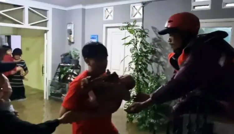 Banjir Setinggi Dada Rendam Komplek Taman Mangu Indah, Balita dan Bayi Dievakuasi
