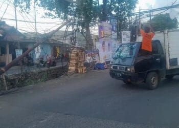 Tiang Listrik di Kota Tangerang Nyaris Ambruk, Sejumlah Pengendara Tersangkut Kabel